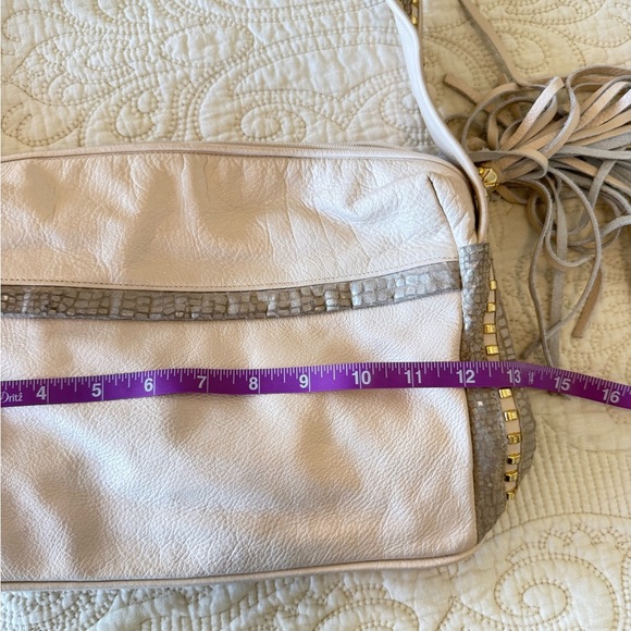 CUTE Cream Leather Shoulder Bag with fringe and stud detail - Picture 4 of 8